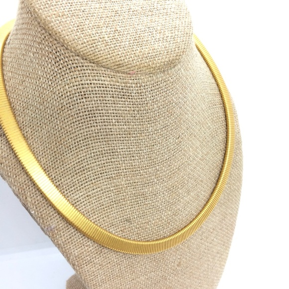VINTAGE OMEGA COLLAR NECKLACE 80S 90S BRUSHED GOLD TONE CLEOPATRA - Picture 4 of 12